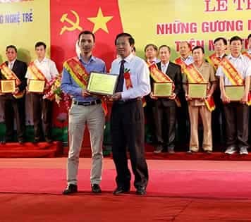 TRAO BẢNG VÀNG “GƯƠNG MẶT TRÍ THỨC TIÊU BIỂU VIỆT NAM” 