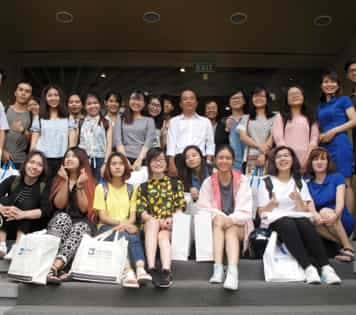 THE VISIT OF STUDENTS OF HOA SEN UNIVERSITY TO AN CUONG SHOWROOM