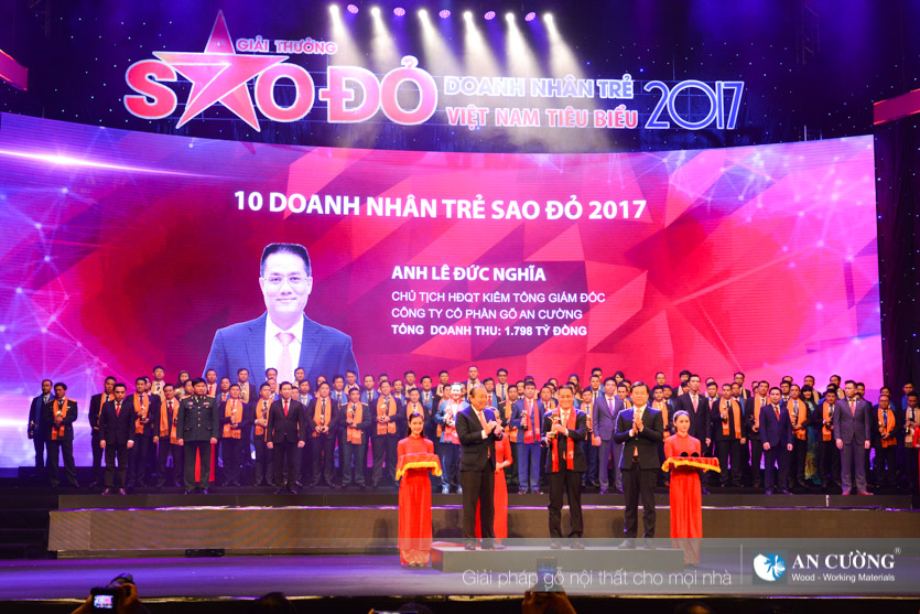 ÔNG LÊ ĐỨC NGHĨA - CHỦ TỊCH HĐQT/ TỔNG GIÁM ĐỐC CTY CP GỖ AN CƯỜNG ĐƯỢC TRAO GIẢI THƯỞNG SAO ĐỎ - DOANH NHÂN TRẺ VIỆT NAM TIÊU BIỂU NĂM 2017