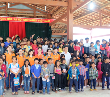 AN CUONG ACCOMPANYING WITH VINACAPITAL IN CHARITY ACTIVITIES