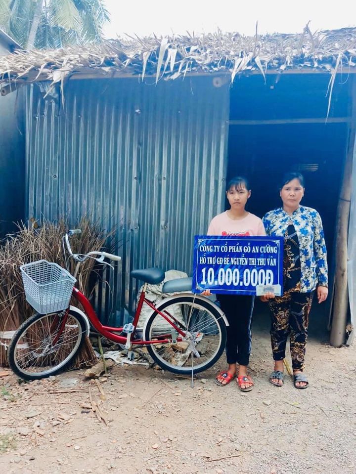 PITIFUL CHILDREN DROPPED OUT OF SCHOOL FOR TAKING CARE OF HER FATHER WHO HAS SERIOUSLY ILL