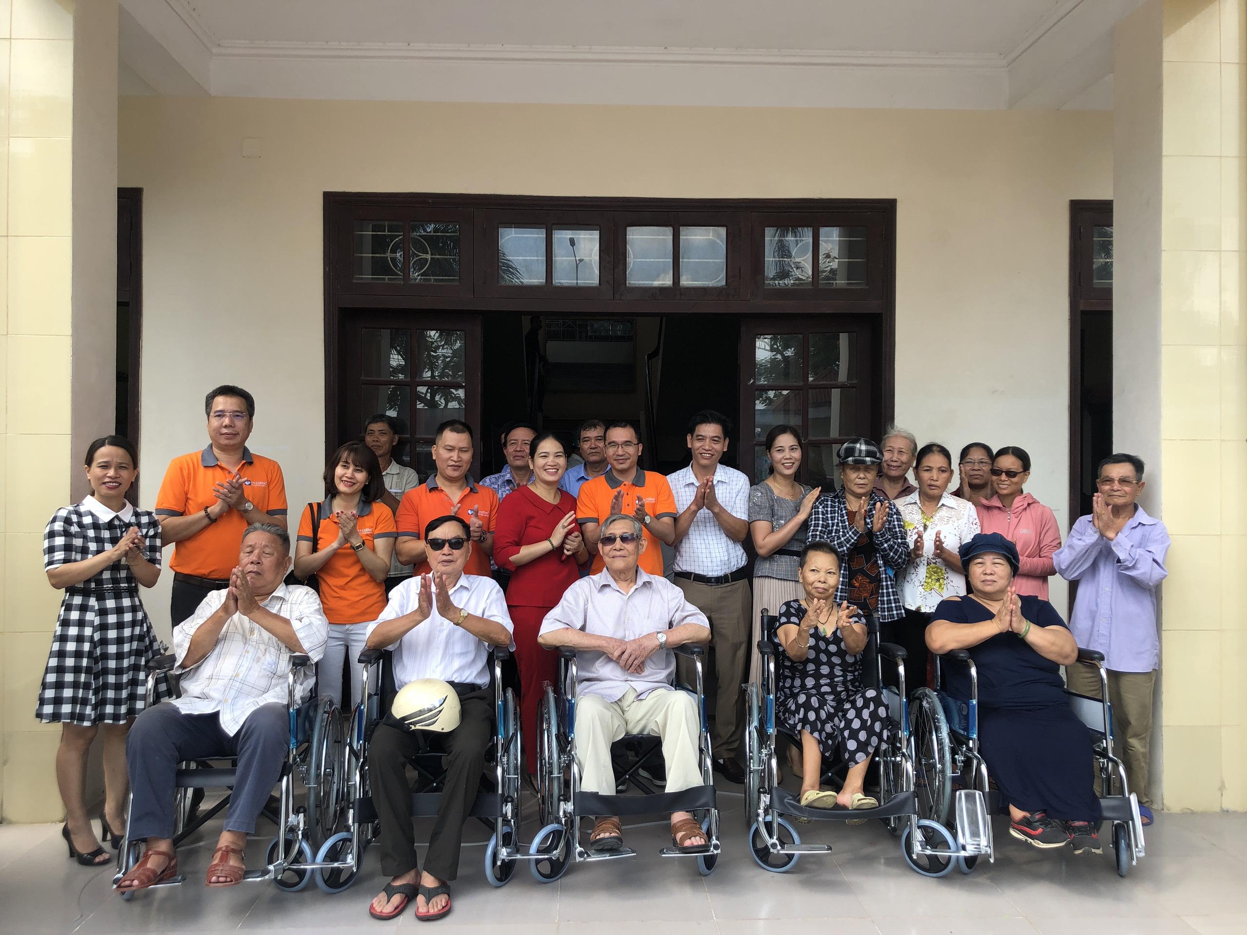 AN CUONG WOOD GIVES WHEELCHAIR FOR PEOPLE WITH DISABILITIES IN HAI PHONG