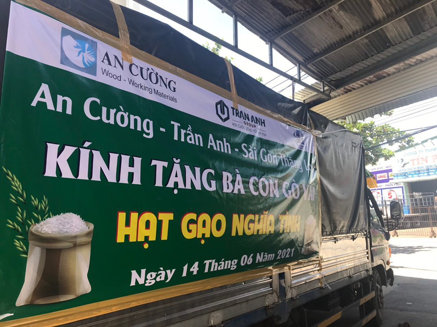 GỖ AN CƯỜNG CÙNG MANG “HẠT GẠO NGHĨA TÌNH” ĐẾN VỚI BÀ CON NGHÈO BỊ ẢNH HƯỞNG BỞI DỊCH COVID.