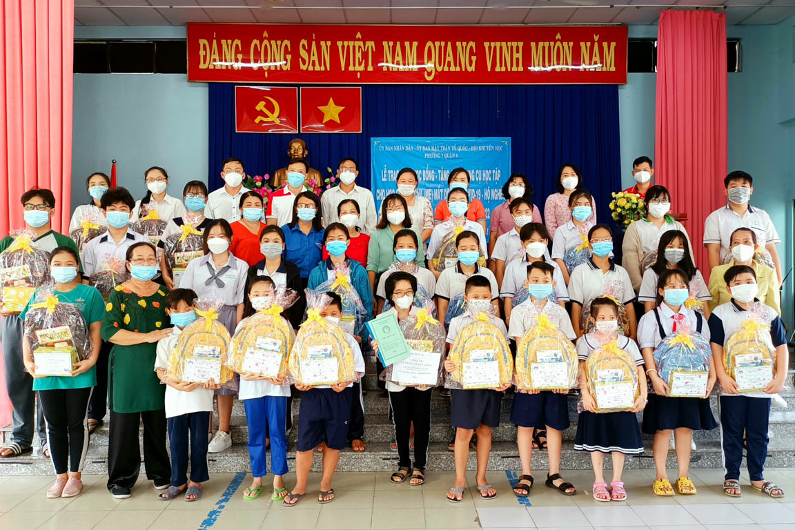 HƠN 100 TRIỆU ĐỒNG GIÚP ĐỠ HỌC SINH – SINH VIÊN NGHÈO VƯỢT KHÓ 