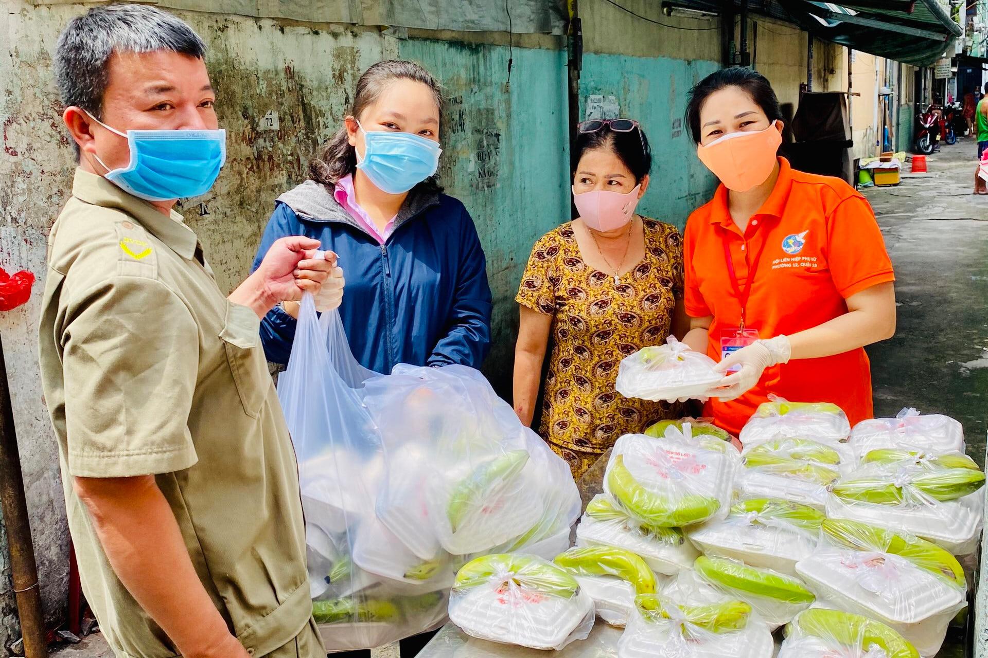 GỖ AN CƯỜNG ĐỒNG HÀNH CÙNG UBND PHƯỜNG 12 - QUẬN 10 GIÚP ĐỠ BÀ CON NGHÈO ẢNH HƯỞNG BỞI COVID-19.