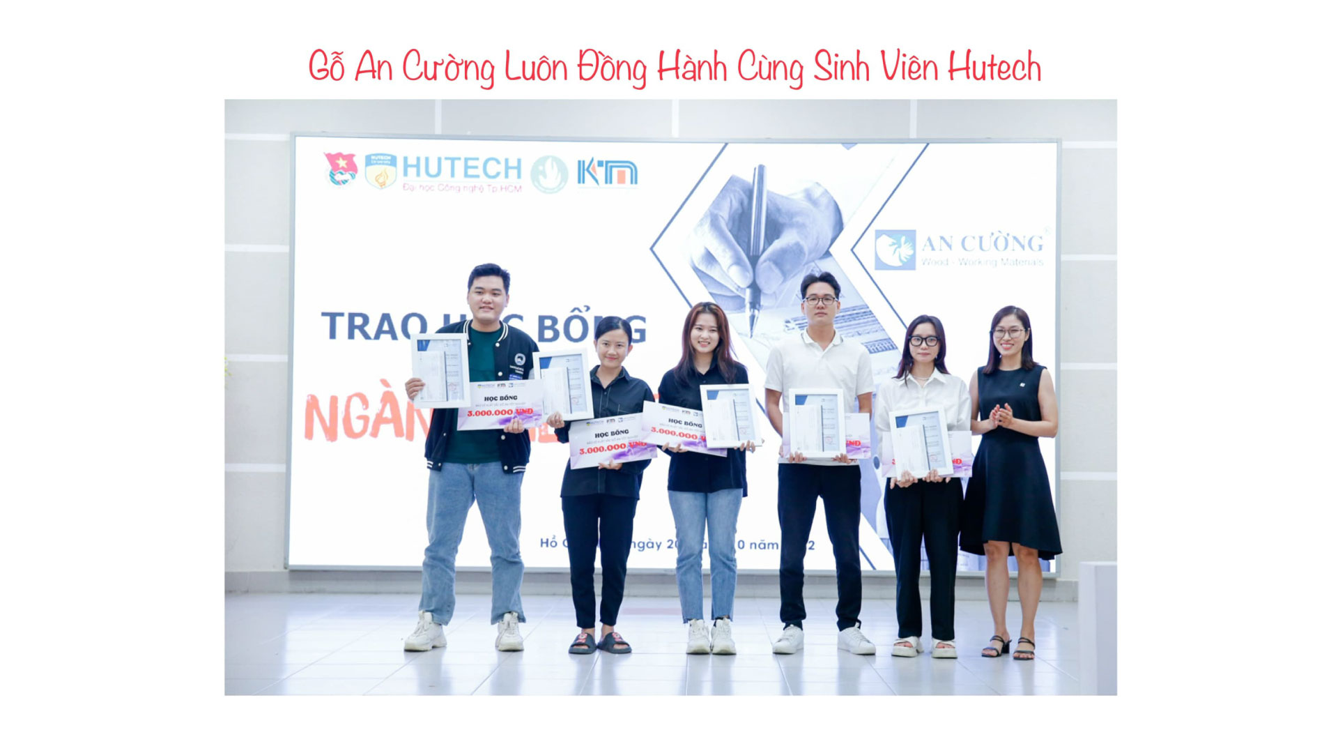 AN CUONG AWARDS SCHOLARSHIPS FOR THE LAST YEAR STUDENTS OF HO CHI MINH CITY UNIVERSITY OF TECHNOLOGY - HUTECH