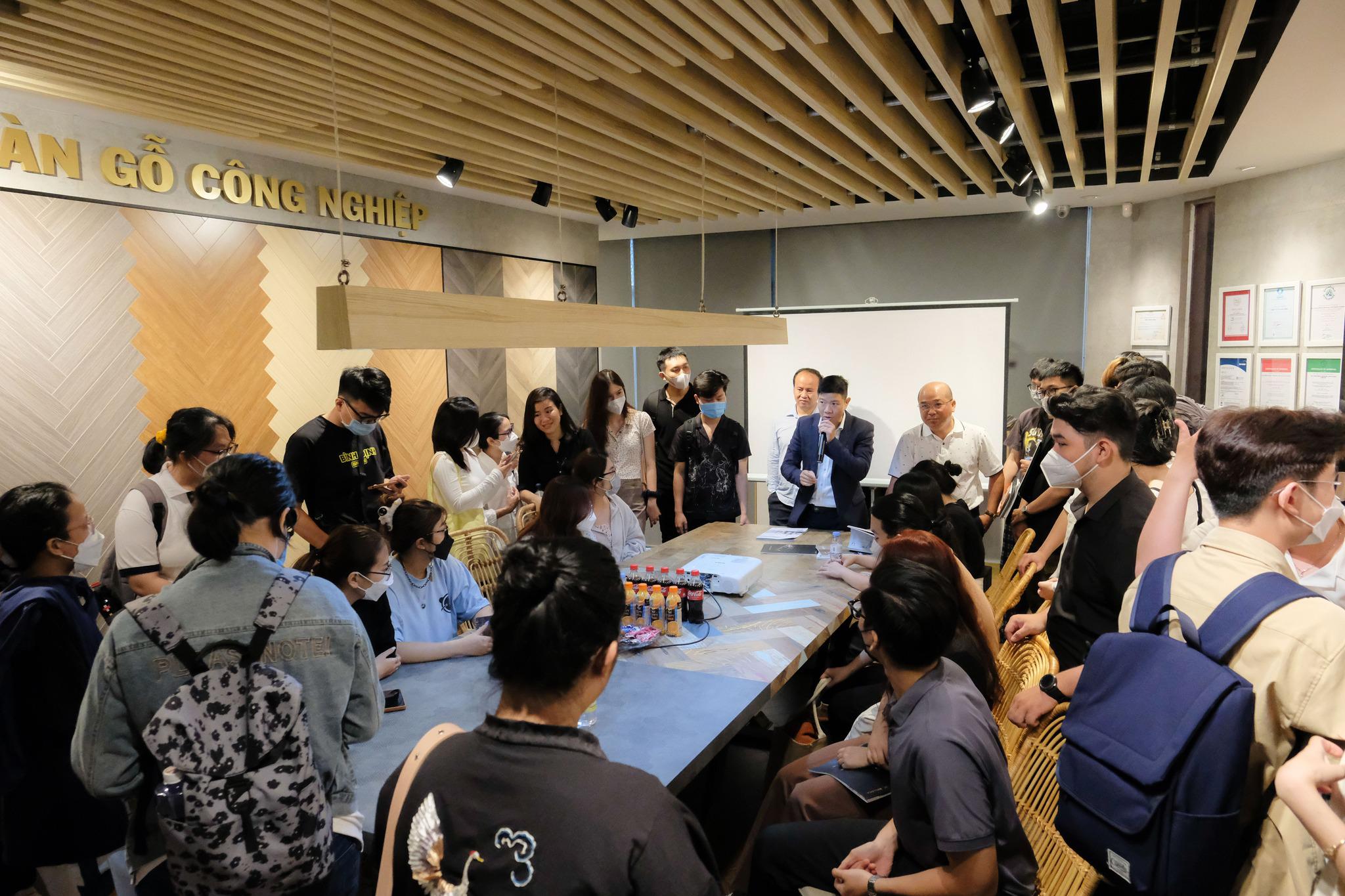 HOA SEN STUDENTS VISIT AN CUONG SHOWROOM EXPERIENCE