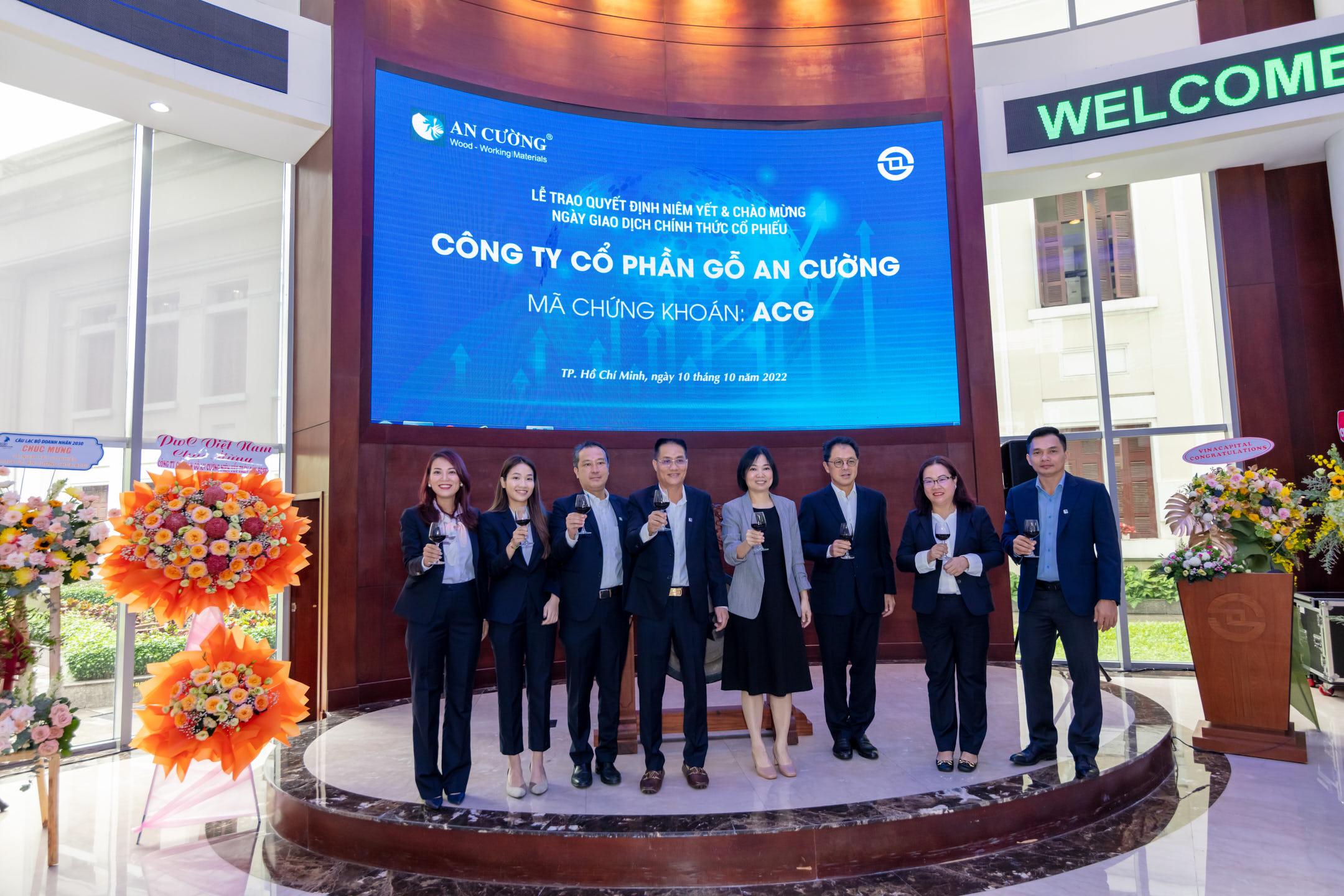 LỄ TRAO QUYẾT ĐỊNH NIÊM YẾT VÀ CHÀO MỪNG NGÀY GIAO DỊCH CHÍNH THỨC CỔ PHIẾU ACG 