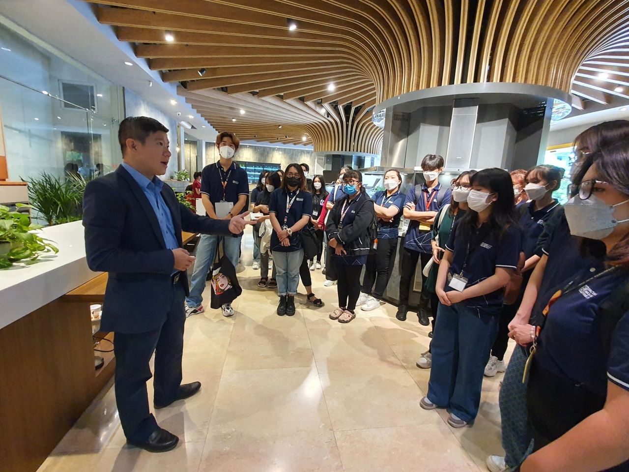 AN CƯỜNG HƯỚNG DẪN ĐOÀN 100 SINH VIÊN ĐẠI HỌC TÔN ĐỨC THẮNG THAM QUAN SHOWROOM