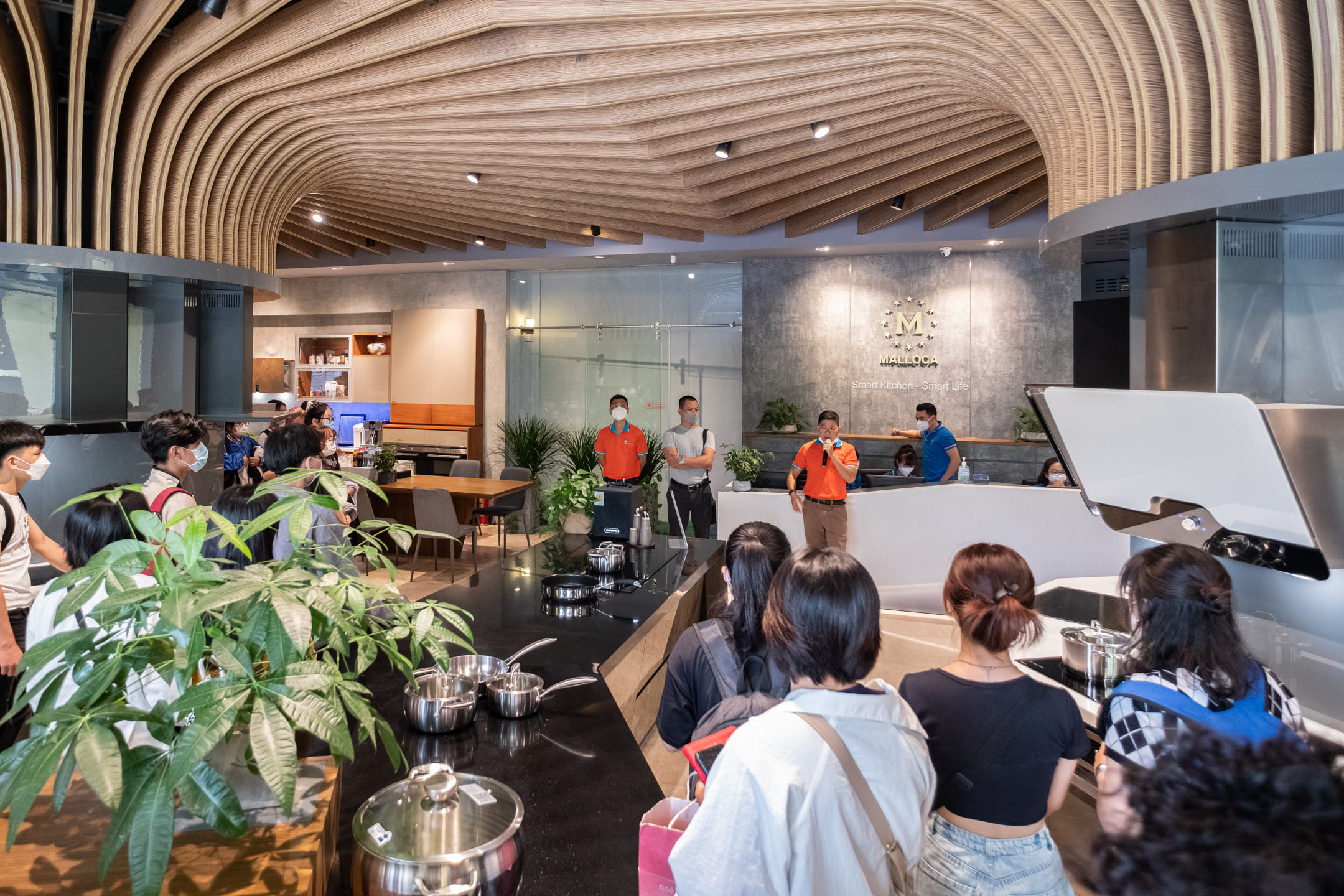 Students of Van Lang University actually visit An Cuong Showroom