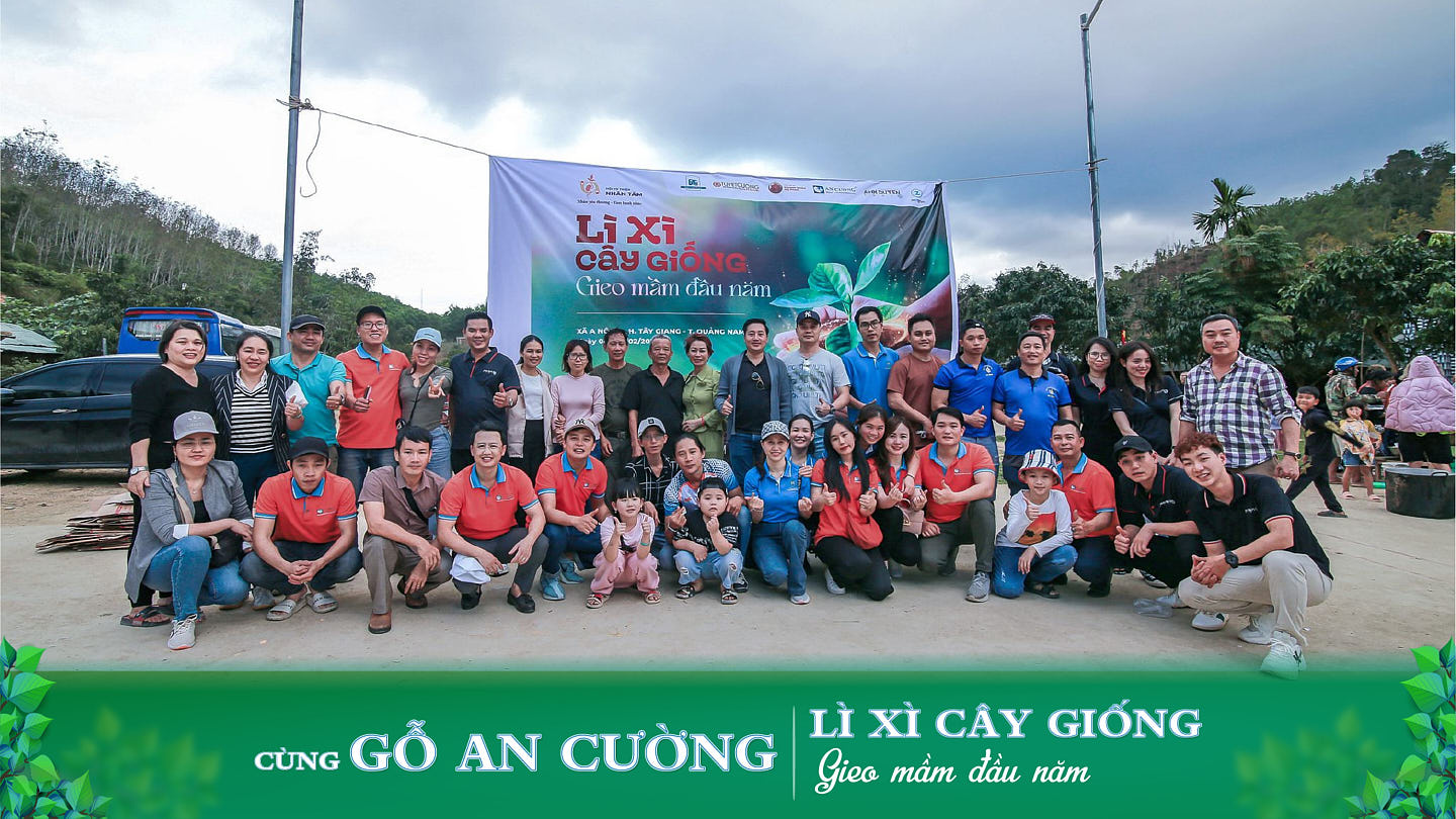 An Cuong with Hopeful Smile Fund help Co Tu people in Tay Giang, Quang Nam
