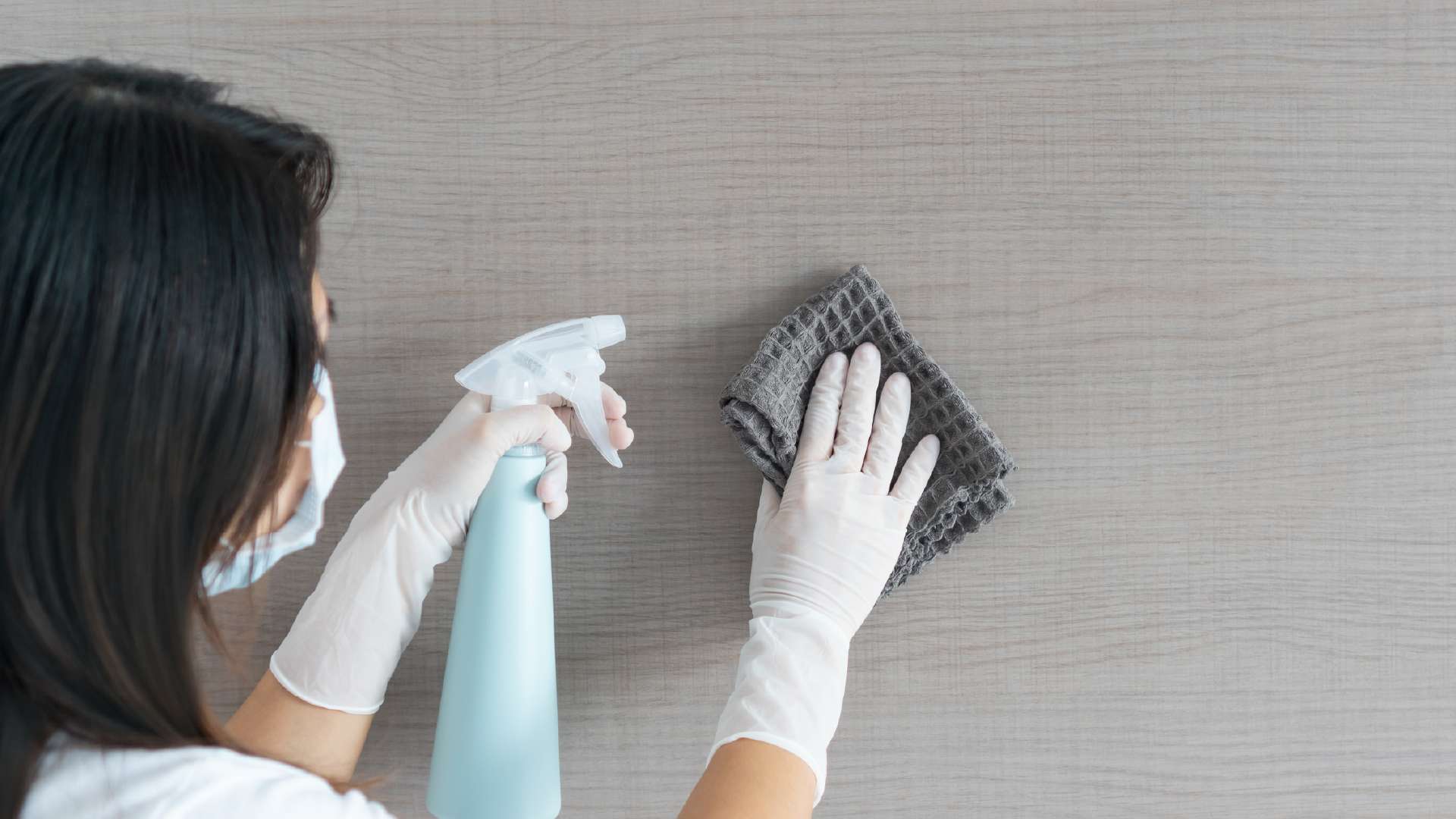 bước 1 vệ sinh bề mặt tường trước khi dán