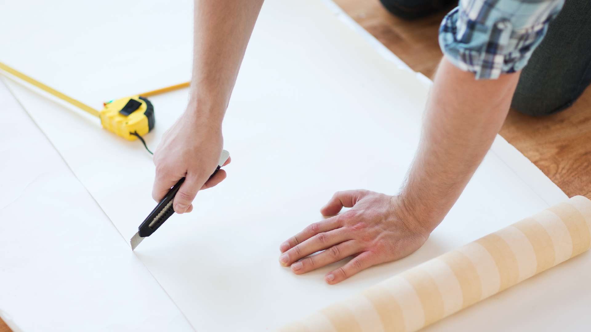 bước 2 cắt giấy dán tường