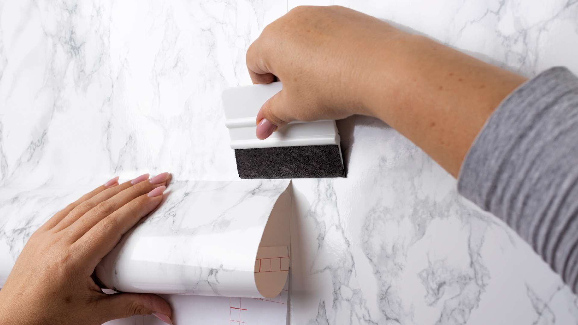 bước 3 tiến hành dán giấy dán tường