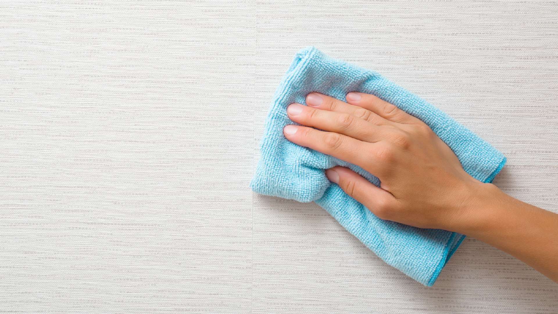 bước 5 vệ sinh hoàn thiện bề mặt sau khi dán