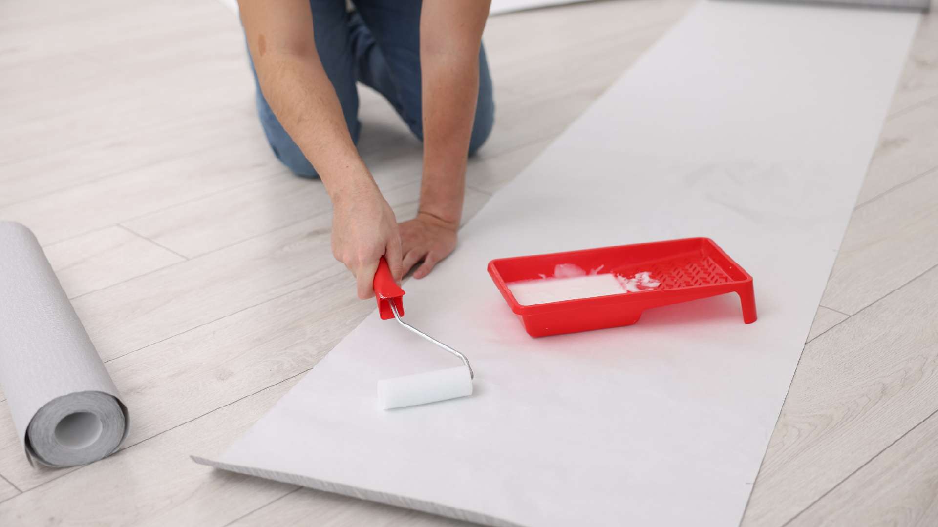 cách dán giấy dán tường không có sẵn keo