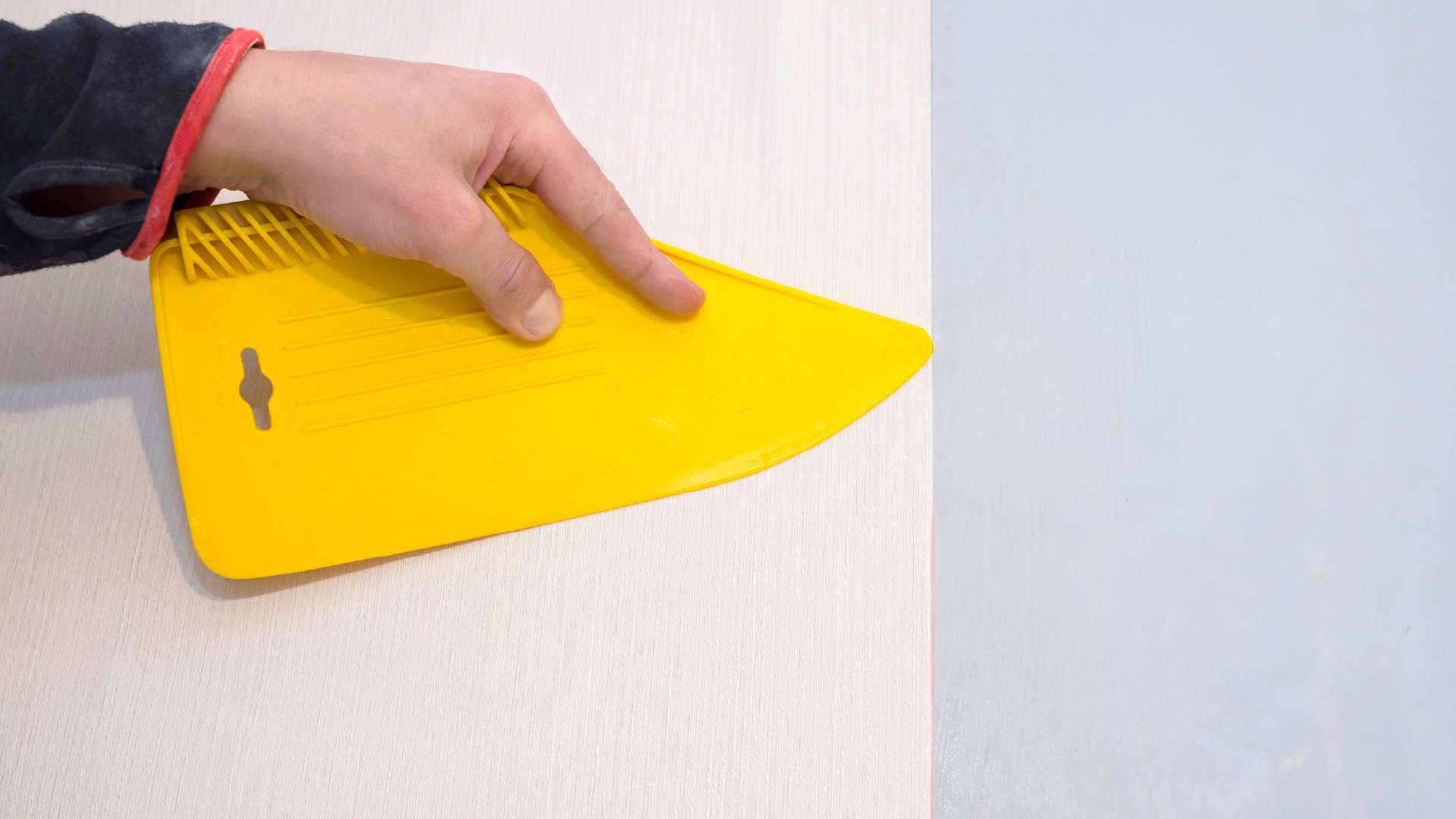 mẹo dán giấy dán tường không bị nhăn