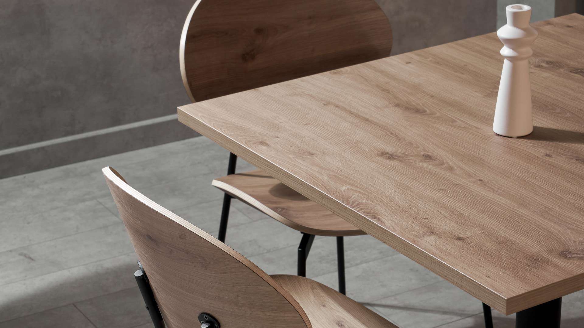 bàn ăn gỗ công nghiệp là gì