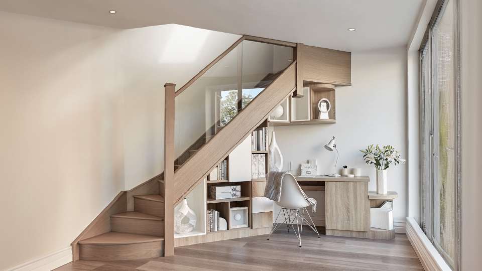 kệ sách bằng gỗ dưới gầm cầu thang