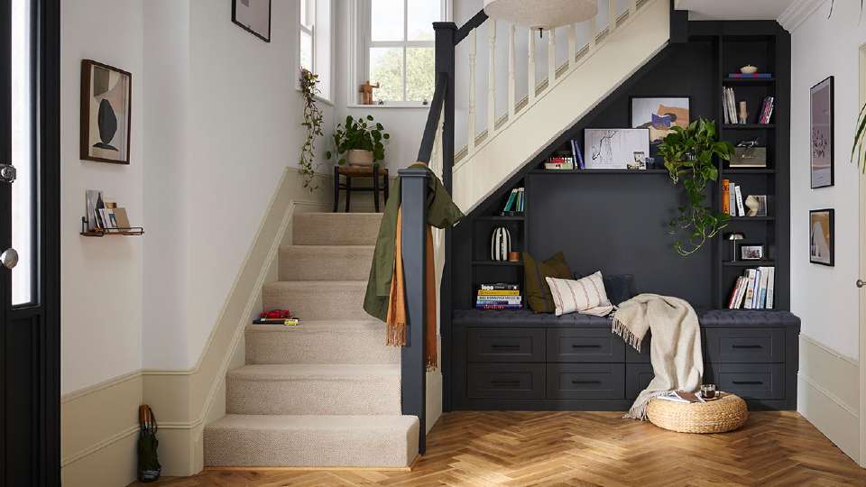 kệ sách gầm cầu thang bằng gỗ