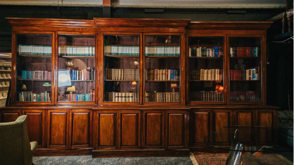 ưu nhược điểm của kệ sách gỗ tự nhiên