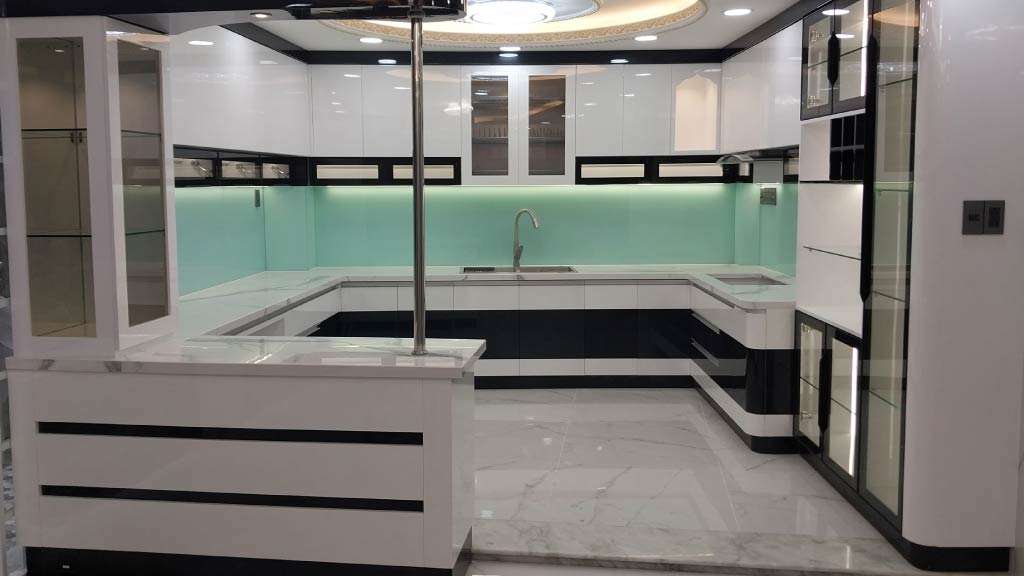mẫu tủ bếp acrylic kết hợp quầy bar