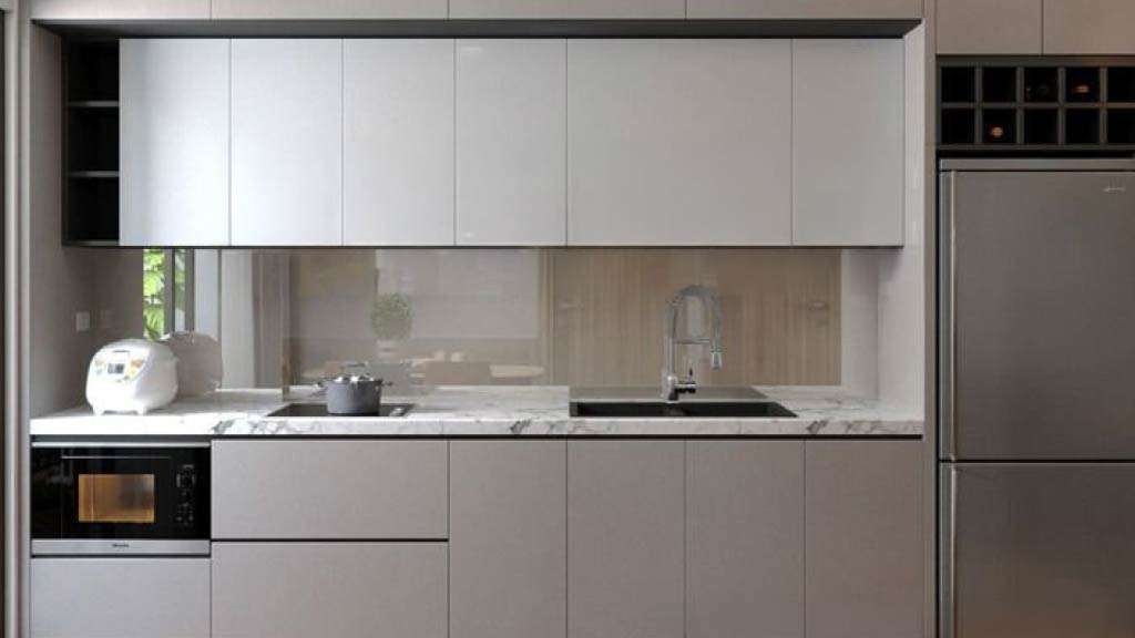 tủ bếp phủ acrylic chữ i