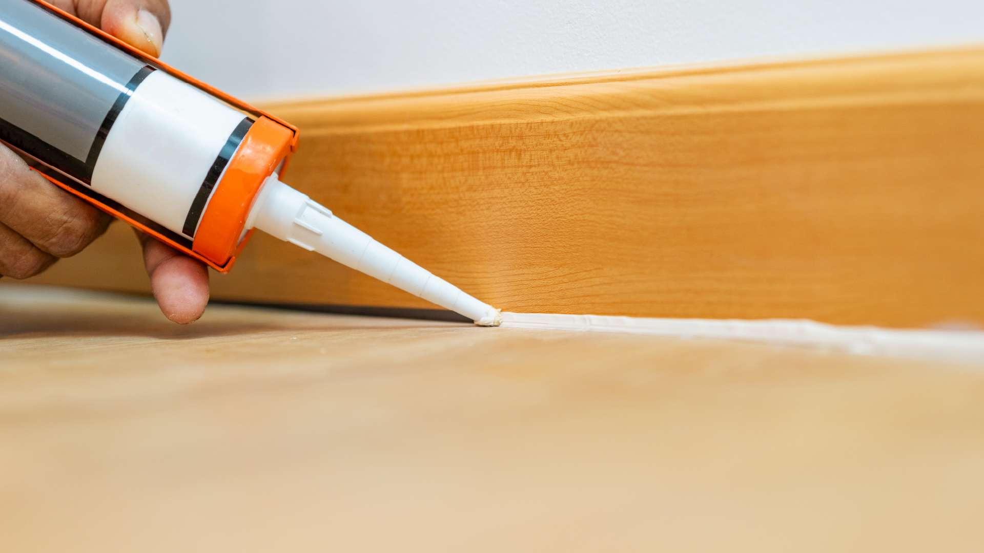 keo silicon và dụng cụ hỗ trợ