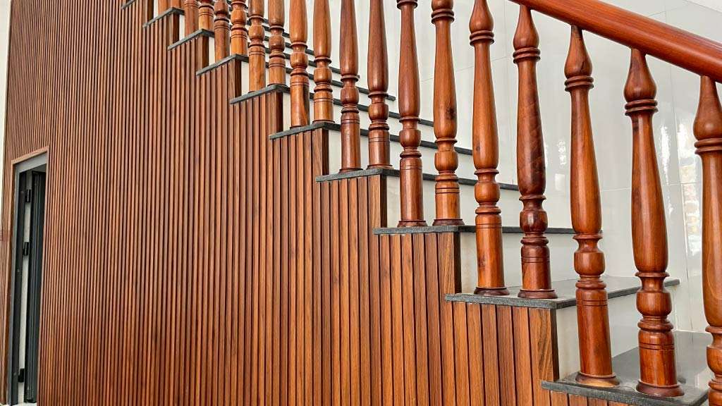 ứng dụng tấm nhựa ốp tường ở cầu thang