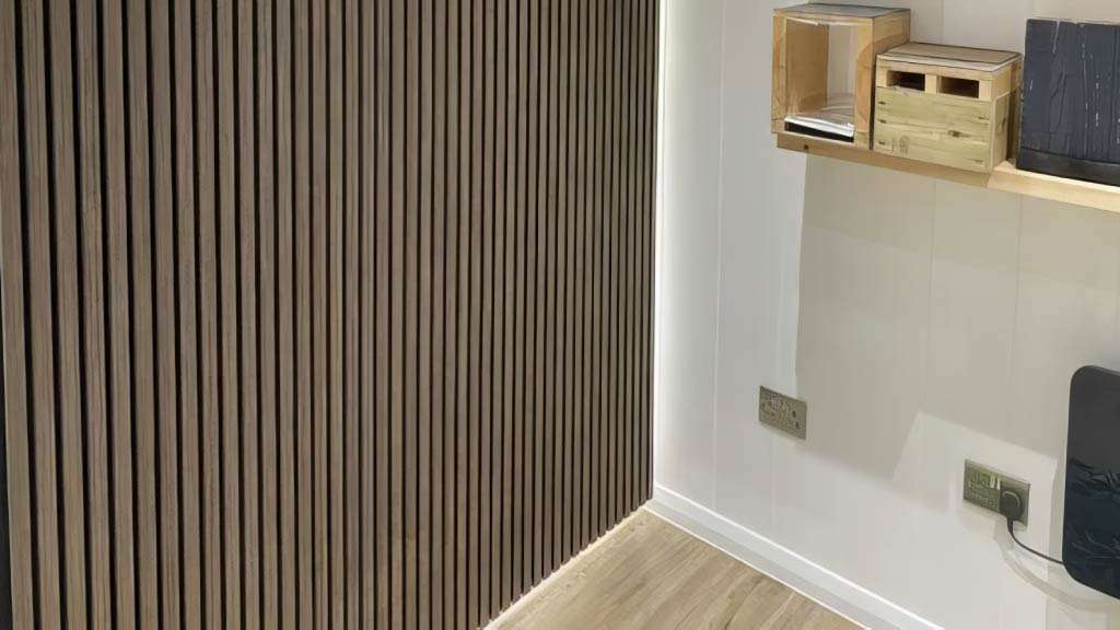 tấm lam sóng làm vách ngăn phòng khách