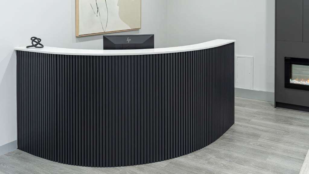 ứng dụng tấm ốp lam sóng trang trí showroom và lễ tân