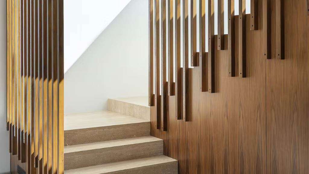 vách ngăn cầu thang bằng gỗ tự nhiên