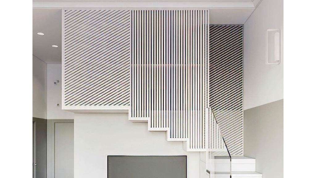 vách ngăn cầu thang họa tiết cầu kỳ