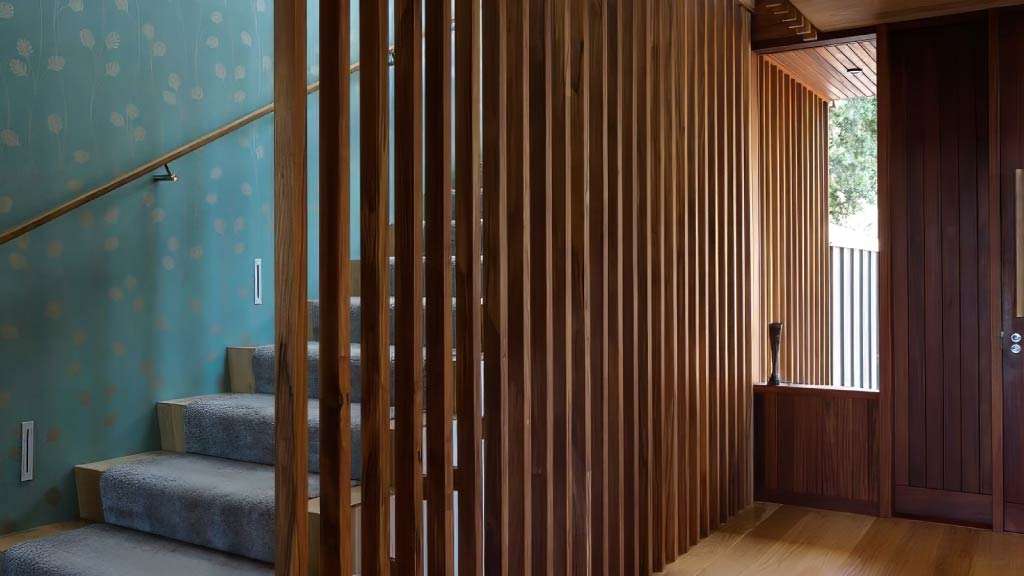 vách ngăn cầu thang tam cấp