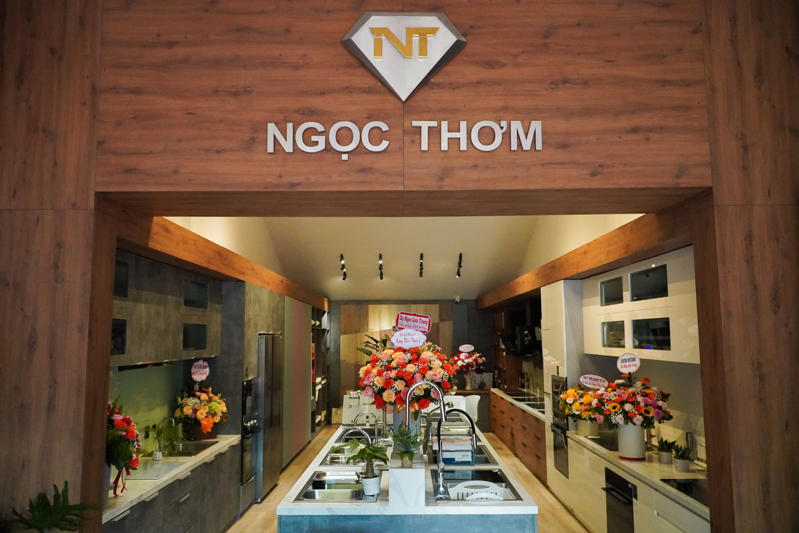 ancuong-ngocth om-1.jpg