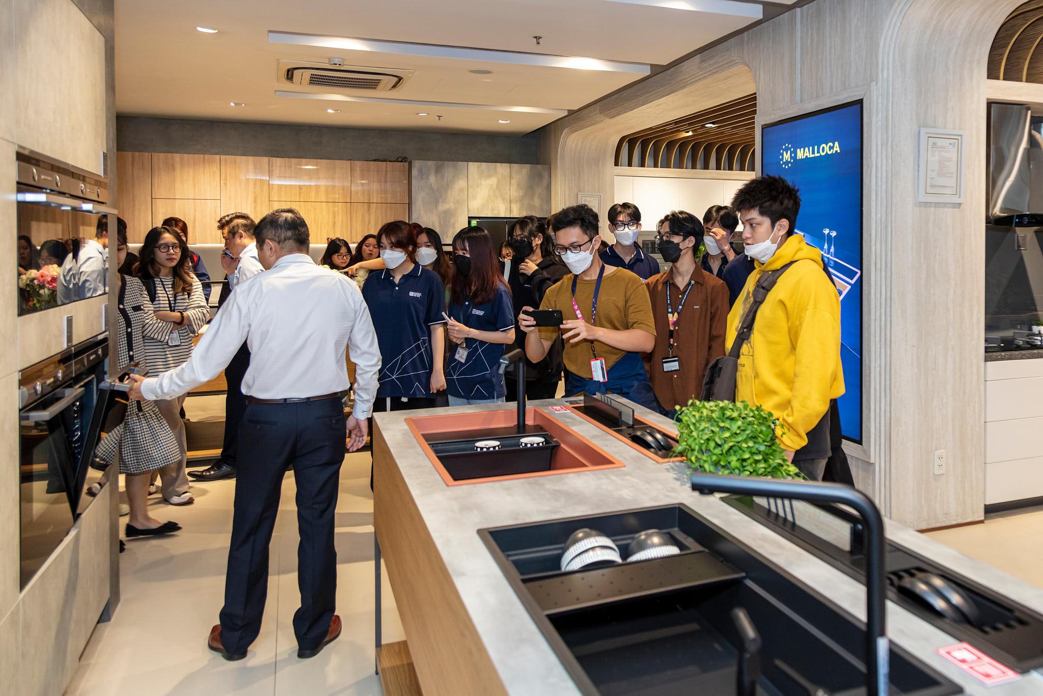 ancuong-tonduc thang-showroom -3.jpg