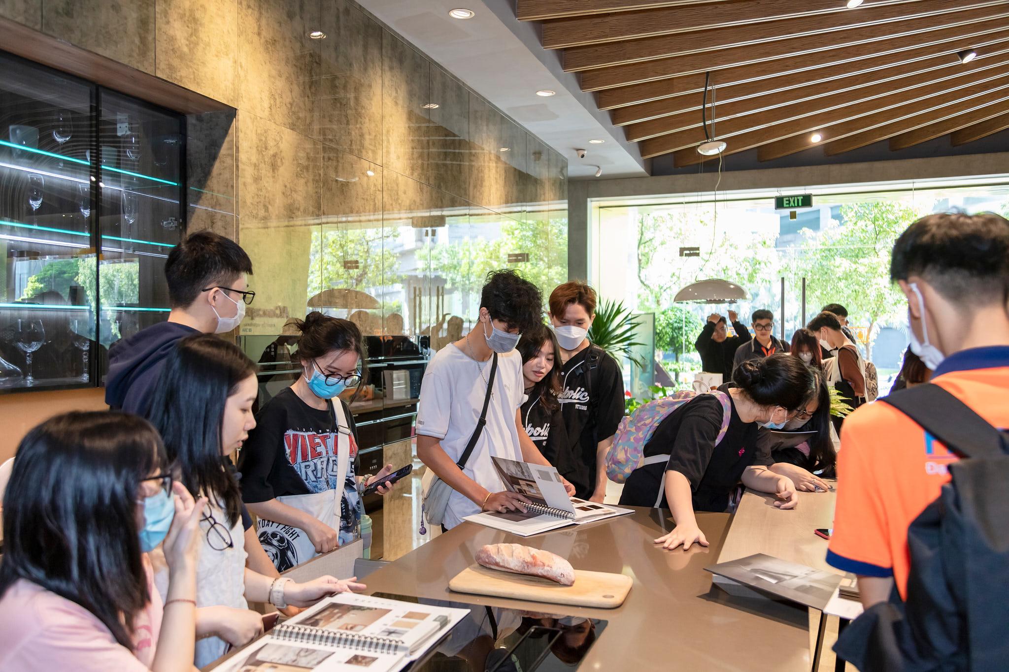 0.-Gn-70-sinh- vin-ngnh-ni-th t-H-HUTECH-An- Cng.jpg