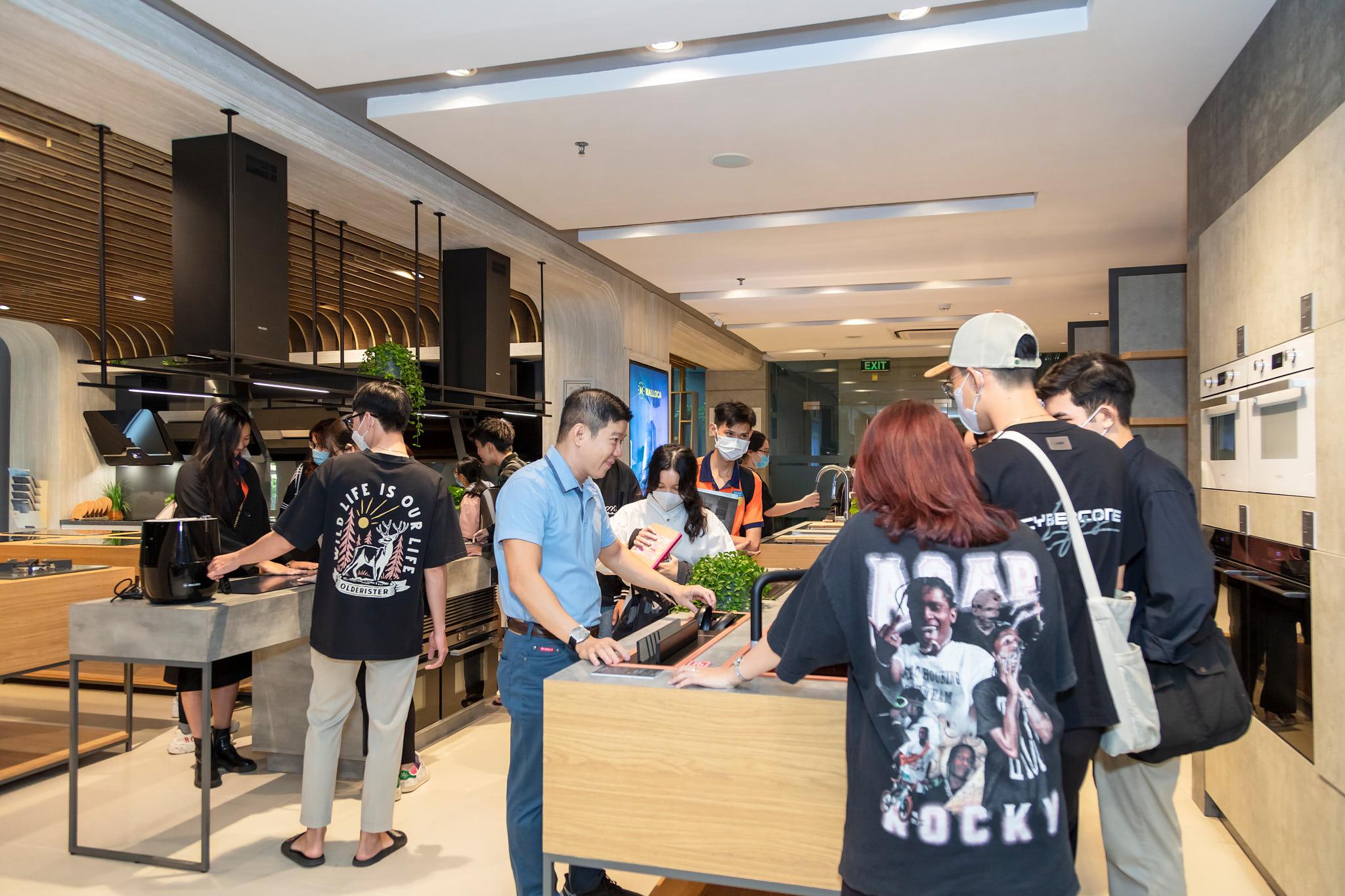 0.-Gn-70-sinh- vin-ngnh-ni-th t-H-HUTECH-An- Cng.jpg