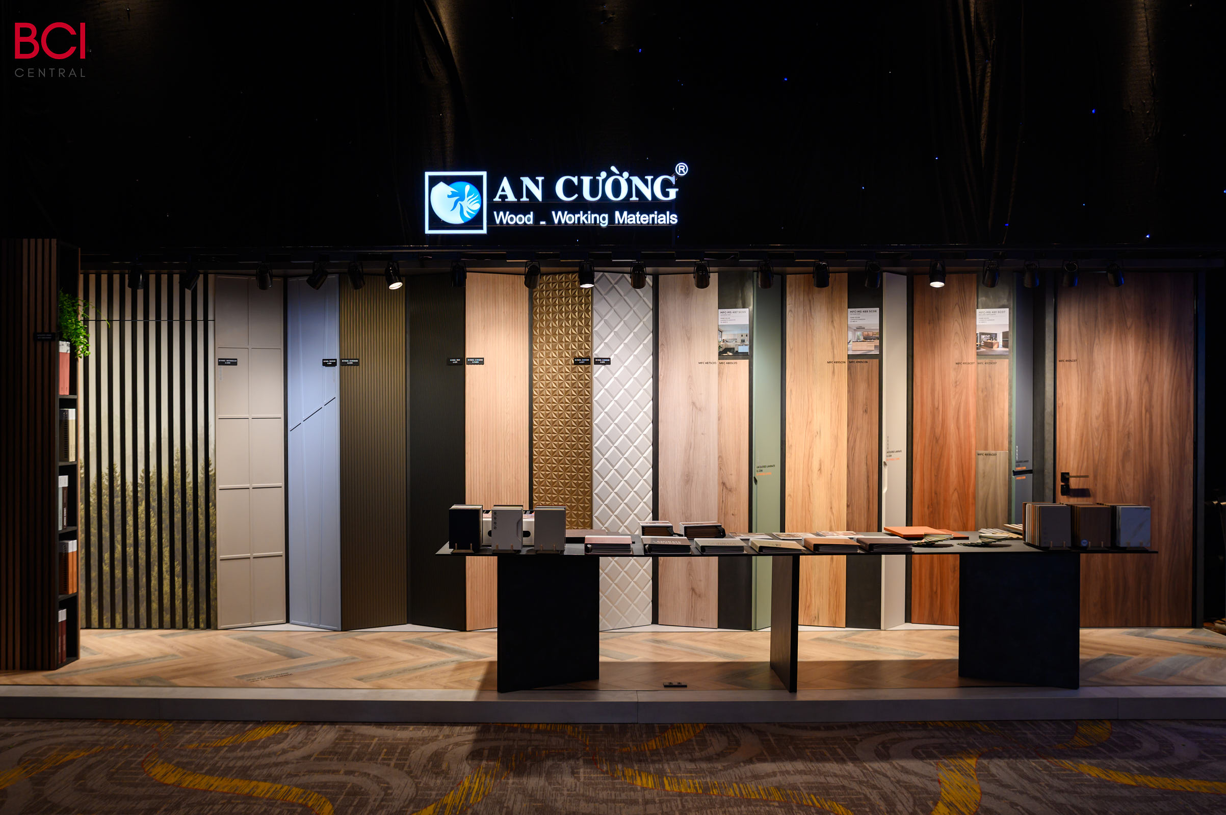 Tại BCI Equinox 2024, An Cường đem đến hàng loạt dòng sản phẩm mới theo xu hướng thế giới như: Lacquered Laminated biên dạng 1D, 2D, 3D, các loại cánh Shaker U, J, UJU, bộ phụ kiện cửa trượt tàng hình, bản lề cho khung siêu mỏng, sàn xương cá theo gạch gỗ,… thu hút được sự quan tâm của tất cả khách tham dự tại đây.