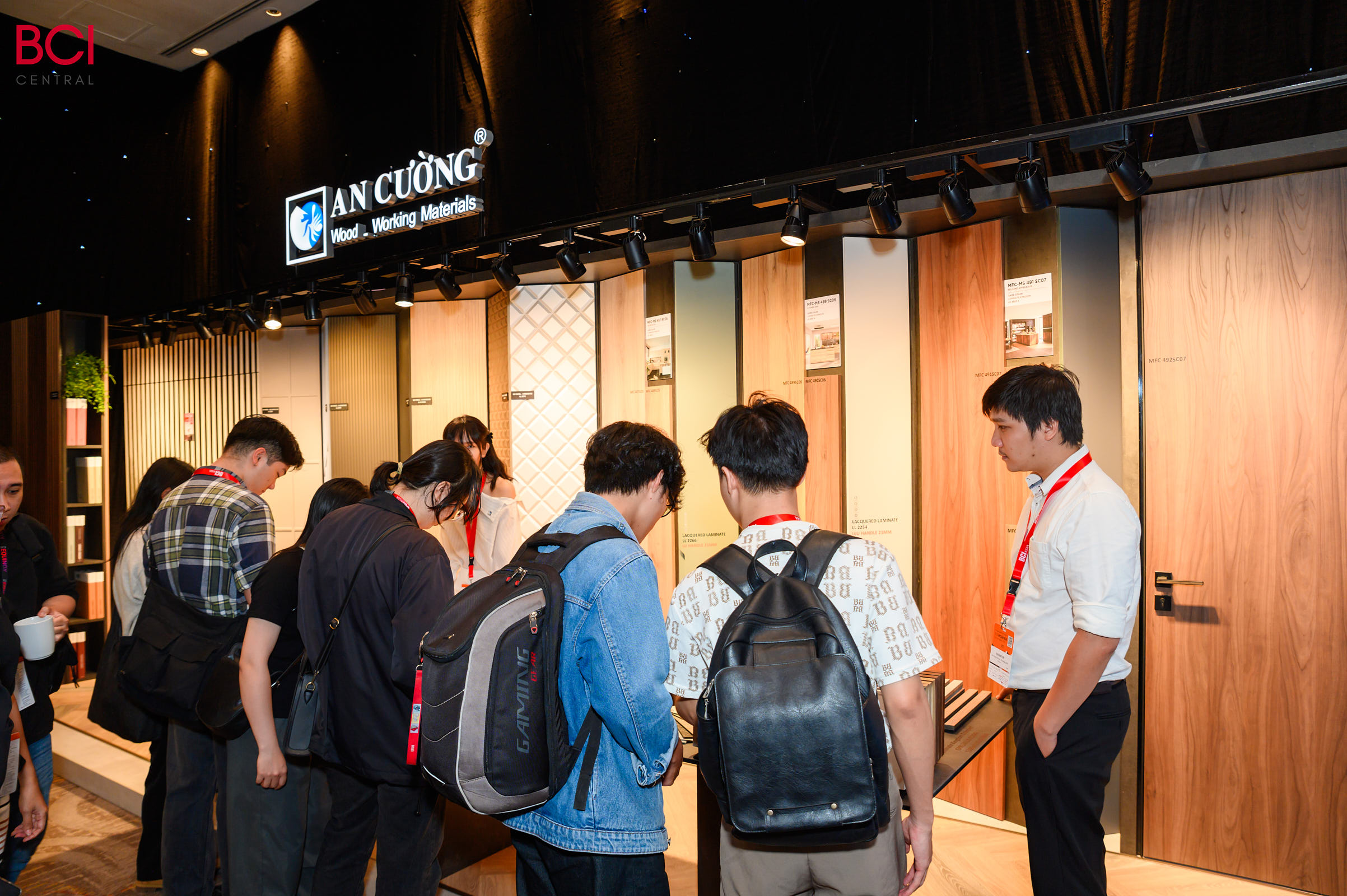 Tại BCI Equinox 2024, An Cường đem đến hàng loạt dòng sản phẩm mới theo xu hướng thế giới như: Lacquered Laminated biên dạng 1D, 2D, 3D, các loại cánh Shaker U, J, UJU, bộ phụ kiện cửa trượt tàng hình, bản lề cho khung siêu mỏng, sàn xương cá theo gạch gỗ,… thu hút được sự quan tâm của tất cả khách tham dự tại đây.