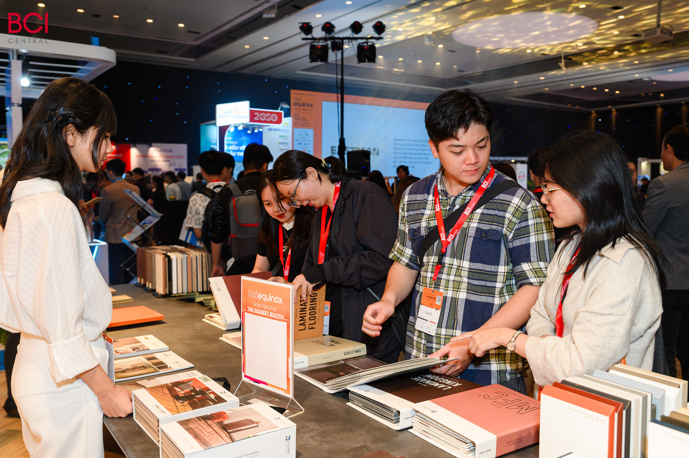 Tại BCI Equinox 2024, An Cường đem đến hàng loạt dòng sản phẩm mới theo xu hướng thế giới như: Lacquered Laminated biên dạng 1D, 2D, 3D, các loại cánh Shaker U, J, UJU, bộ phụ kiện cửa trượt tàng hình, bản lề cho khung siêu mỏng, sàn xương cá theo gạch gỗ,… thu hút được sự quan tâm của tất cả khách tham dự tại đây.