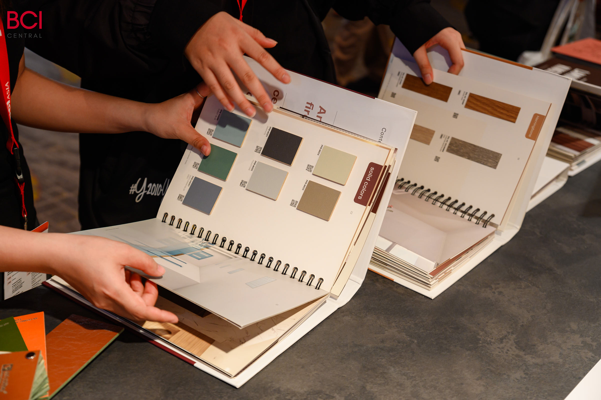 Tại BCI Equinox 2024, An Cường đem đến hàng loạt dòng sản phẩm mới theo xu hướng thế giới như: Lacquered Laminated biên dạng 1D, 2D, 3D, các loại cánh Shaker U, J, UJU, bộ phụ kiện cửa trượt tàng hình, bản lề cho khung siêu mỏng, sàn xương cá theo gạch gỗ,… thu hút được sự quan tâm của tất cả khách tham dự tại đây.