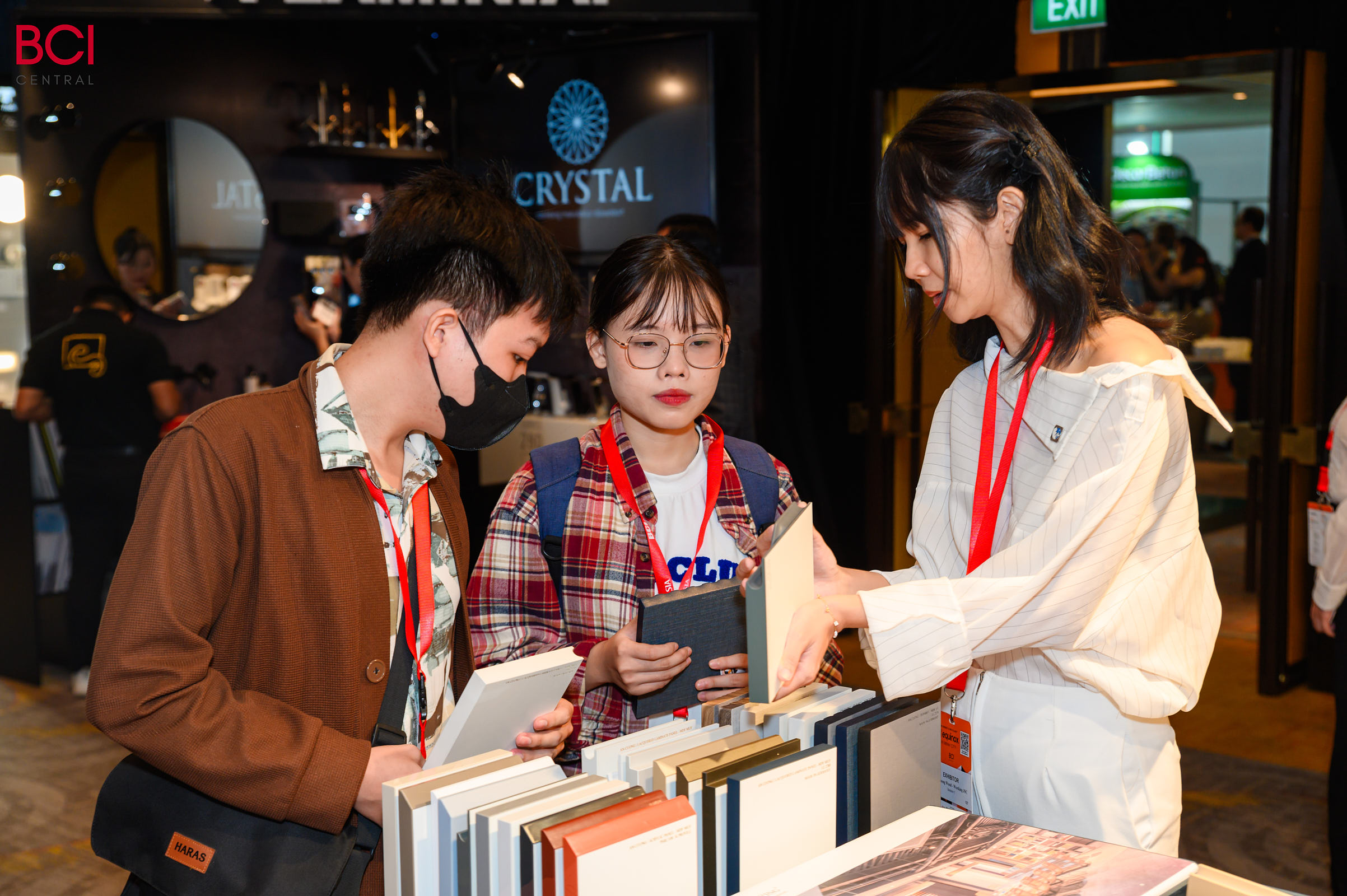 Tại BCI Equinox 2024, An Cường đem đến hàng loạt dòng sản phẩm mới theo xu hướng thế giới như: Lacquered Laminated biên dạng 1D, 2D, 3D, các loại cánh Shaker U, J, UJU, bộ phụ kiện cửa trượt tàng hình, bản lề cho khung siêu mỏng, sàn xương cá theo gạch gỗ,… thu hút được sự quan tâm của tất cả khách tham dự tại đây.