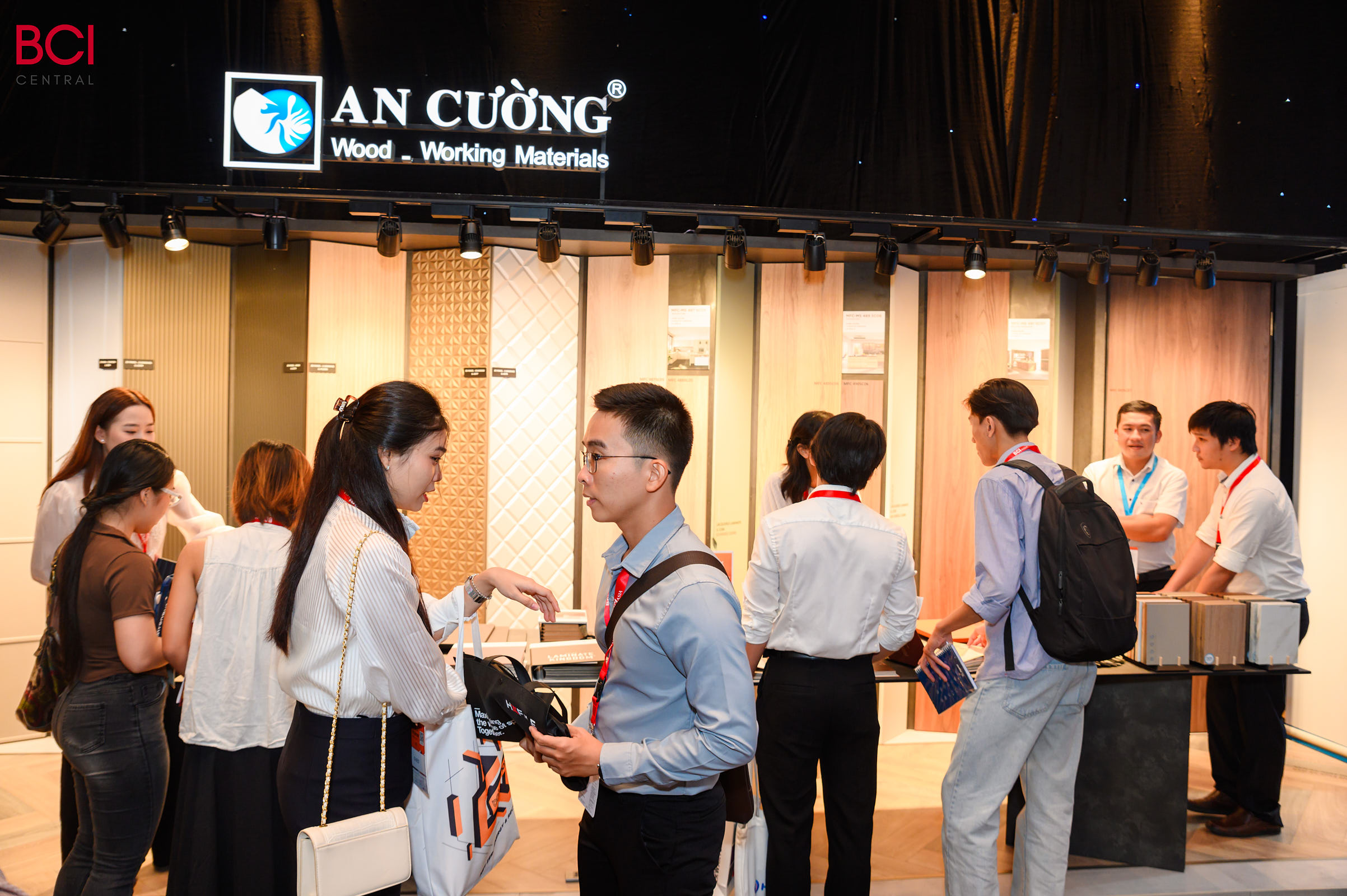 Tại BCI Equinox 2024, An Cường đem đến hàng loạt dòng sản phẩm mới theo xu hướng thế giới như: Lacquered Laminated biên dạng 1D, 2D, 3D, các loại cánh Shaker U, J, UJU, bộ phụ kiện cửa trượt tàng hình, bản lề cho khung siêu mỏng, sàn xương cá theo gạch gỗ,… thu hút được sự quan tâm của tất cả khách tham dự tại đây.