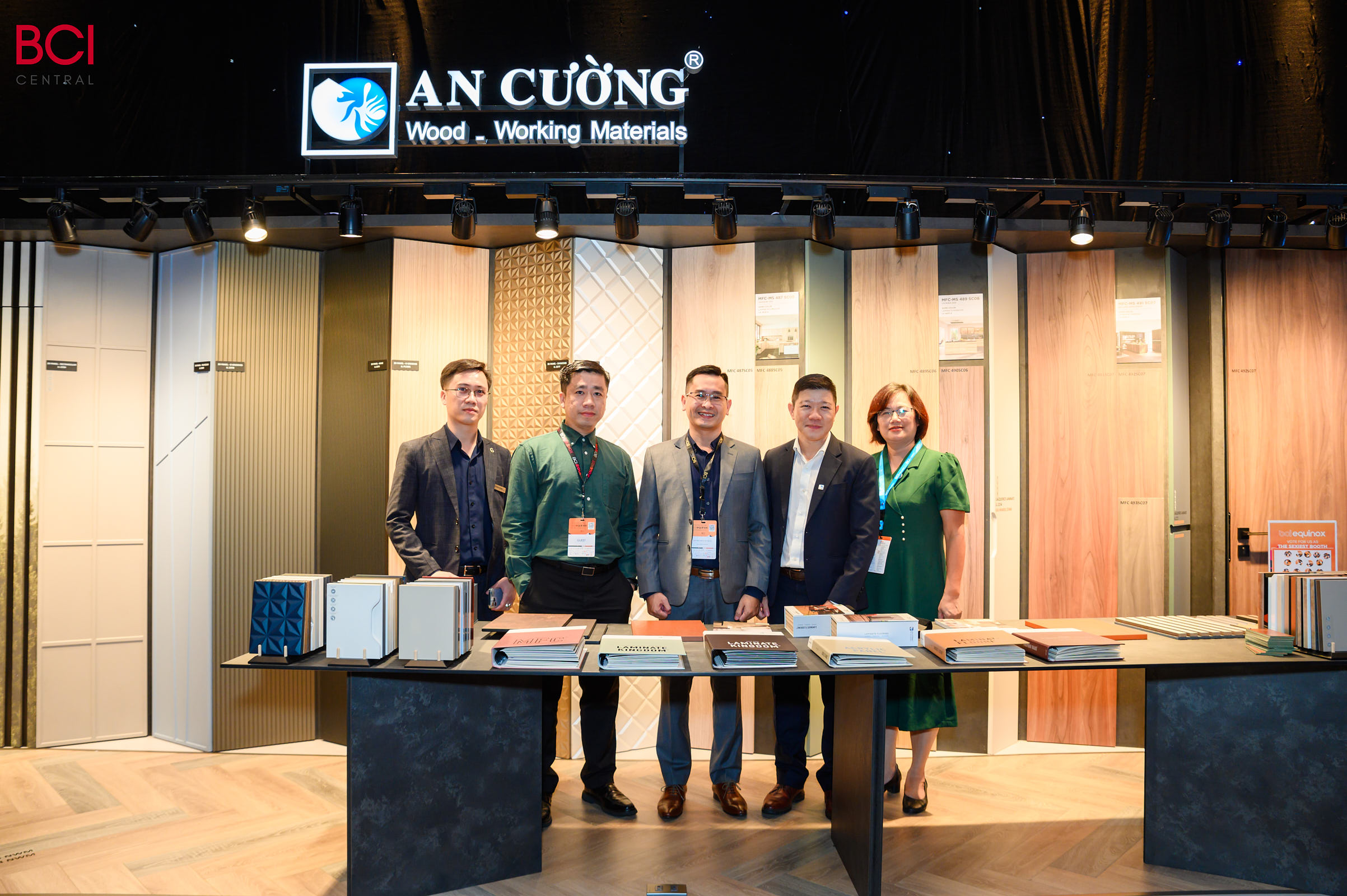 Tại BCI Equinox 2024, An Cường đem đến hàng loạt dòng sản phẩm mới theo xu hướng thế giới như: Lacquered Laminated biên dạng 1D, 2D, 3D, các loại cánh Shaker U, J, UJU, bộ phụ kiện cửa trượt tàng hình, bản lề cho khung siêu mỏng, sàn xương cá theo gạch gỗ,… thu hút được sự quan tâm của tất cả khách tham dự tại đây.