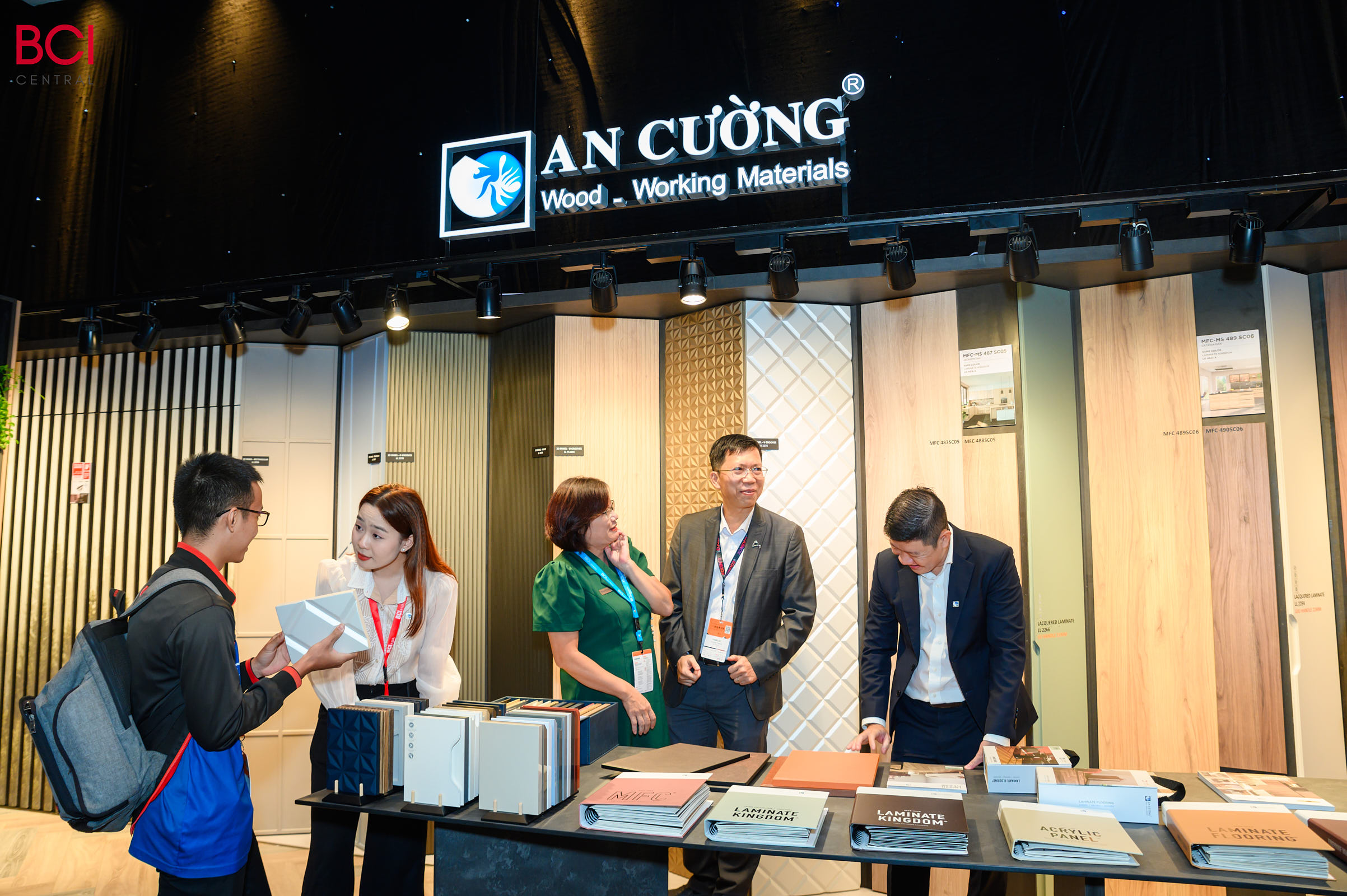 Tại BCI Equinox 2024, An Cường đem đến hàng loạt dòng sản phẩm mới theo xu hướng thế giới như: Lacquered Laminated biên dạng 1D, 2D, 3D, các loại cánh Shaker U, J, UJU, bộ phụ kiện cửa trượt tàng hình, bản lề cho khung siêu mỏng, sàn xương cá theo gạch gỗ,… thu hút được sự quan tâm của tất cả khách tham dự tại đây.