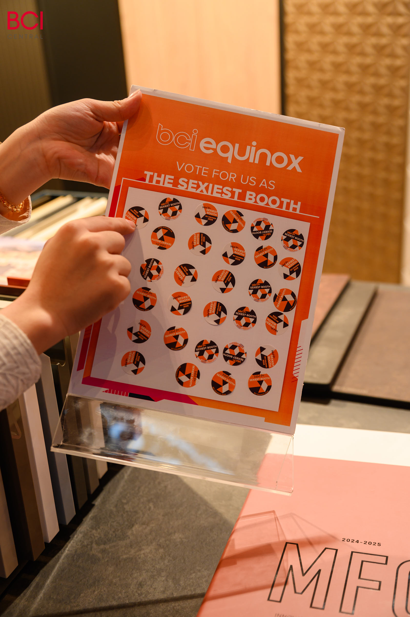 Tại BCI Equinox 2024, An Cường đem đến hàng loạt dòng sản phẩm mới theo xu hướng thế giới như: Lacquered Laminated biên dạng 1D, 2D, 3D, các loại cánh Shaker U, J, UJU, bộ phụ kiện cửa trượt tàng hình, bản lề cho khung siêu mỏng, sàn xương cá theo gạch gỗ,… thu hút được sự quan tâm của tất cả khách tham dự tại đây.