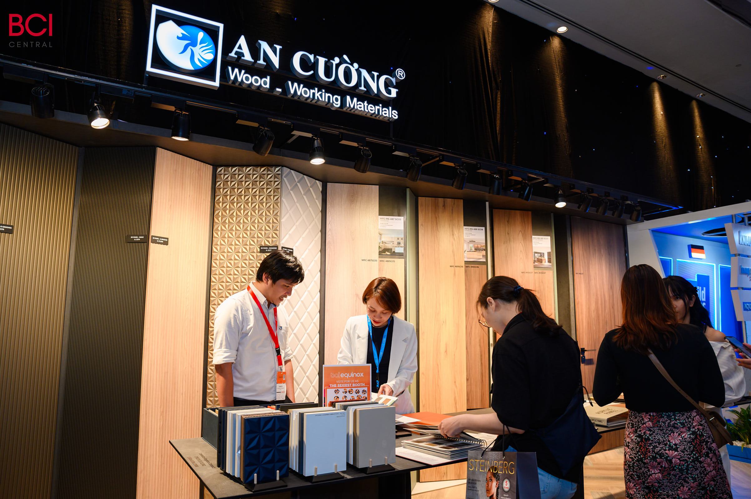 Tại BCI Equinox 2024, An Cường đem đến hàng loạt dòng sản phẩm mới theo xu hướng thế giới như: Lacquered Laminated biên dạng 1D, 2D, 3D, các loại cánh Shaker U, J, UJU, bộ phụ kiện cửa trượt tàng hình, bản lề cho khung siêu mỏng, sàn xương cá theo gạch gỗ,… thu hút được sự quan tâm của tất cả khách tham dự tại đây.
