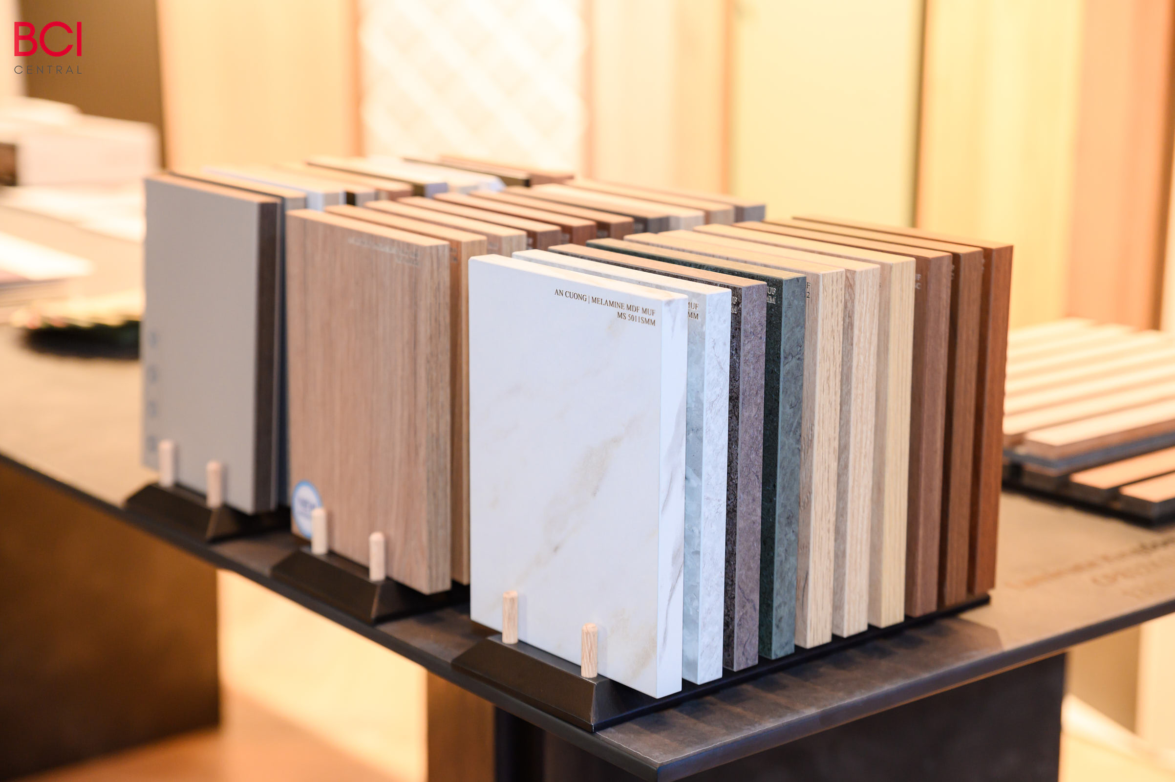 Tại BCI Equinox 2024, An Cường đem đến hàng loạt dòng sản phẩm mới theo xu hướng thế giới như: Lacquered Laminated biên dạng 1D, 2D, 3D, các loại cánh Shaker U, J, UJU, bộ phụ kiện cửa trượt tàng hình, bản lề cho khung siêu mỏng, sàn xương cá theo gạch gỗ,… thu hút được sự quan tâm của tất cả khách tham dự tại đây.