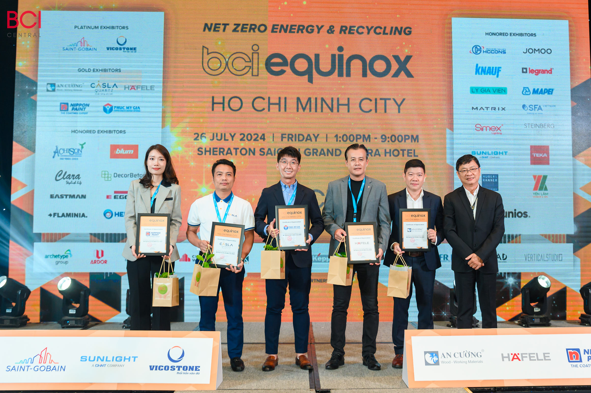 Tại BCI Equinox 2024, An Cường đem đến hàng loạt dòng sản phẩm mới theo xu hướng thế giới như: Lacquered Laminated biên dạng 1D, 2D, 3D, các loại cánh Shaker U, J, UJU, bộ phụ kiện cửa trượt tàng hình, bản lề cho khung siêu mỏng, sàn xương cá theo gạch gỗ,… thu hút được sự quan tâm của tất cả khách tham dự tại đây.